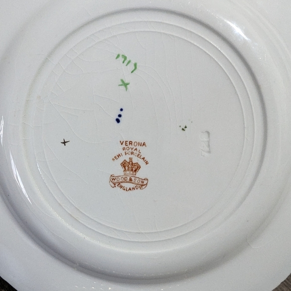 Verona Royal semi porcelain 9 inch plate. Wood and Son England. Antique. Floral. - Picture 3 of 6